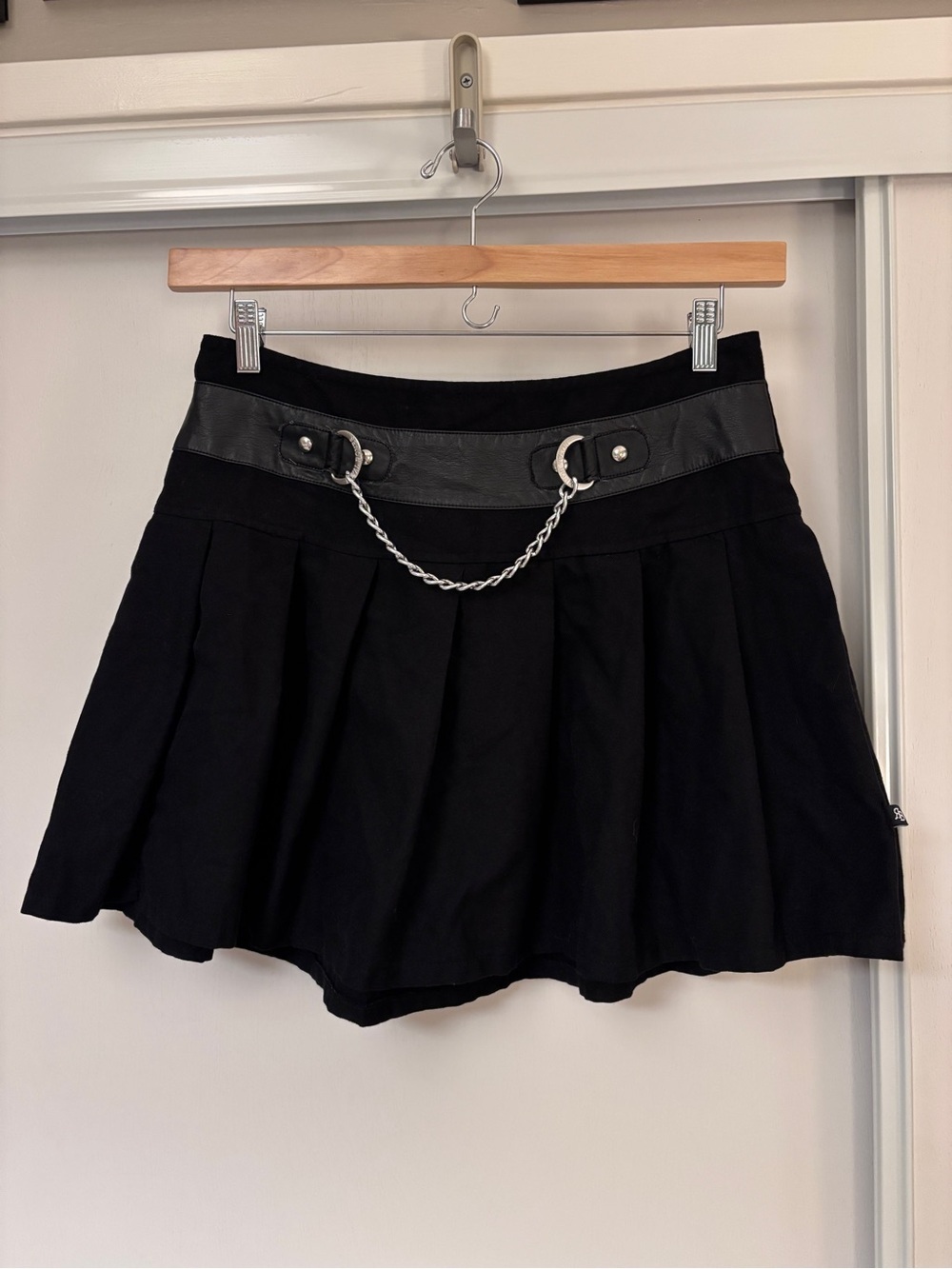 Royal Bones Y2K Emo Mini Skirt Size Large Black Pleated Chain Faux Leather Logo